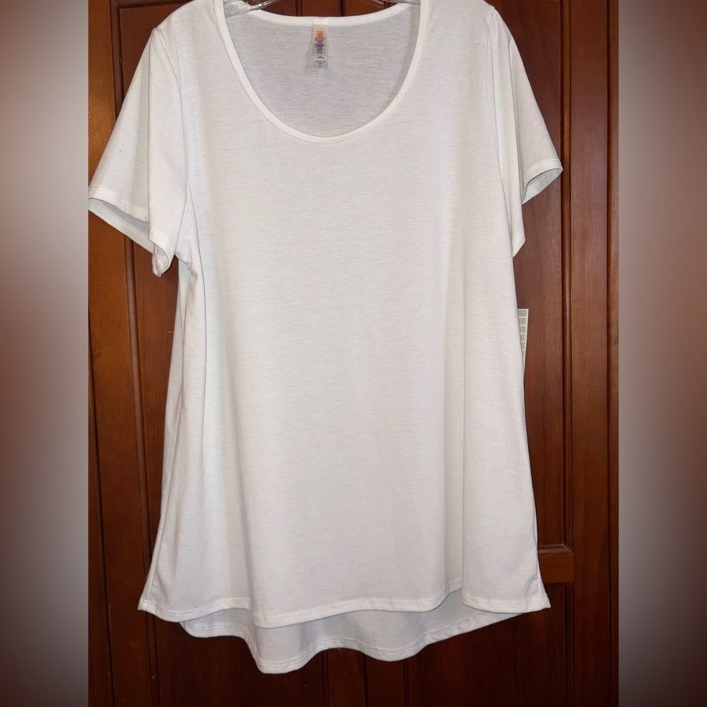NWT LuLaRoe White Short Sleeve Tee look at all pictures 20↔️31↕️ #1242 - Picture 2 of 8